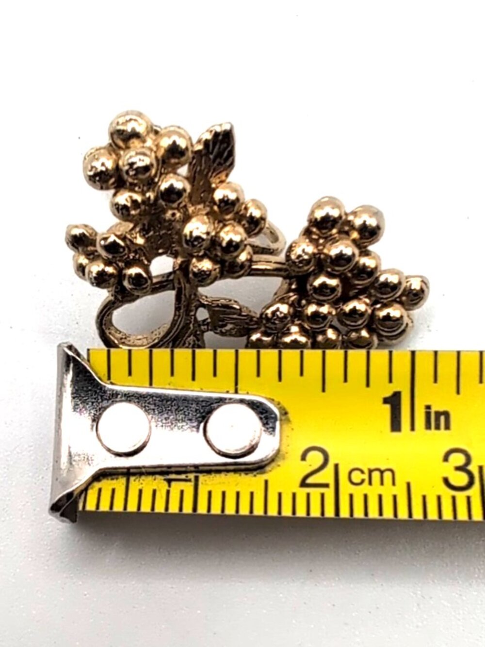 Vintage Coro Gold Tone 1" Grape Cluster Screw Back Earrings Marked VGC - Picture 6 of 6